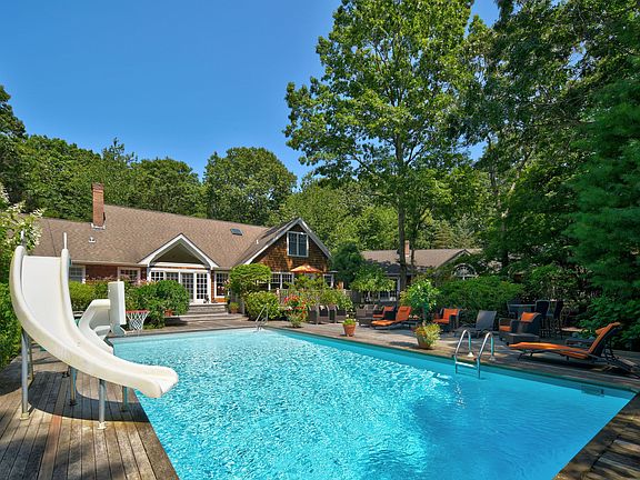 3rd image of 10 Beechwood Ct