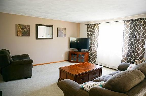 3rd image of 9 Lori Dr