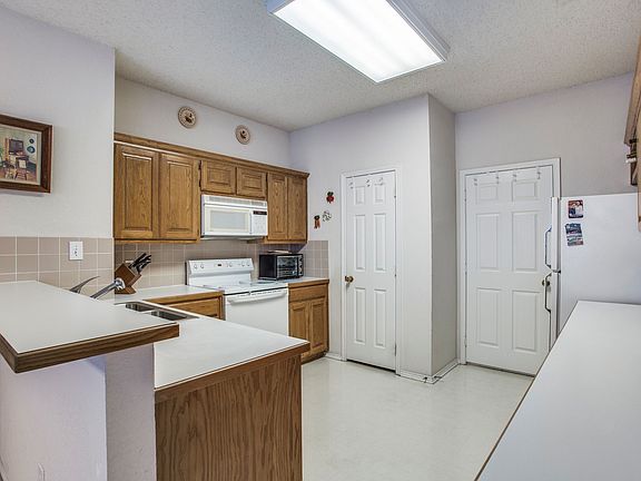3rd image of 7812 Kinman Ln