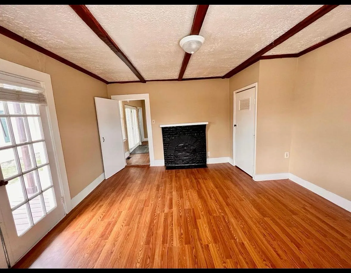 Building Photo - 206 3rd Ave #1