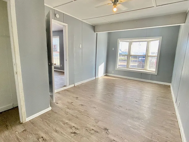 1809 E 2nd St — Photo 9