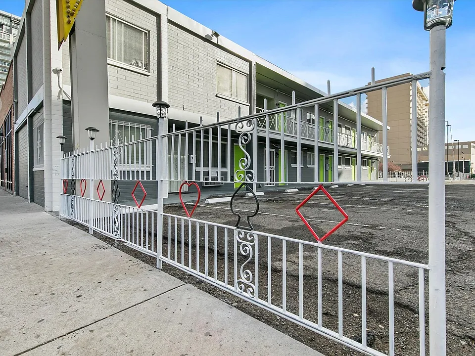 250 W Commercial Row
