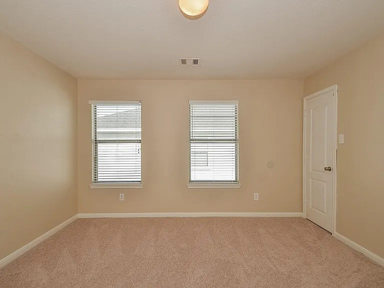 2410 Crossmill Ln — Photo 35