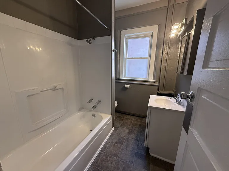 1301 E 12th St #2 — Photo 10
