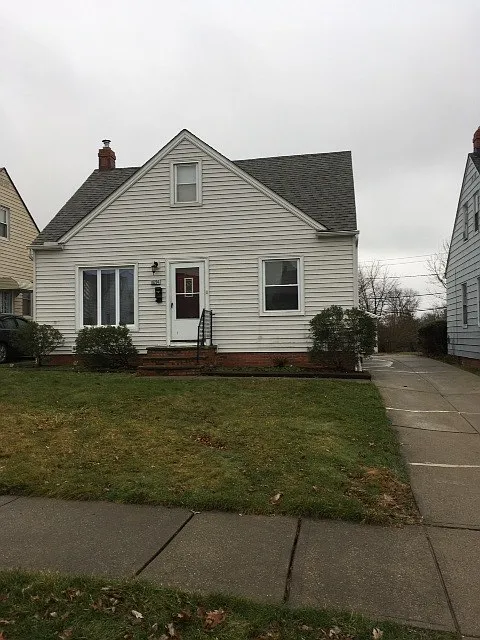 19204 Beverly Ave photo 1