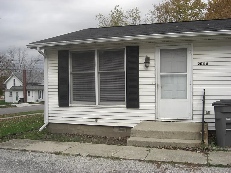 204 S Spring St — Photo 1