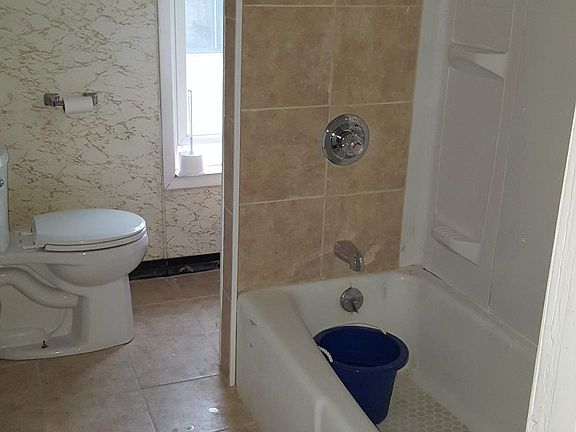 3rd image of 1416 Capouse Ave #1