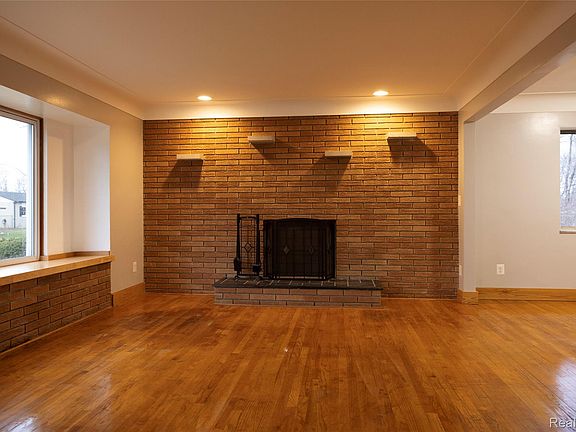 5th image of 4191 Allen St