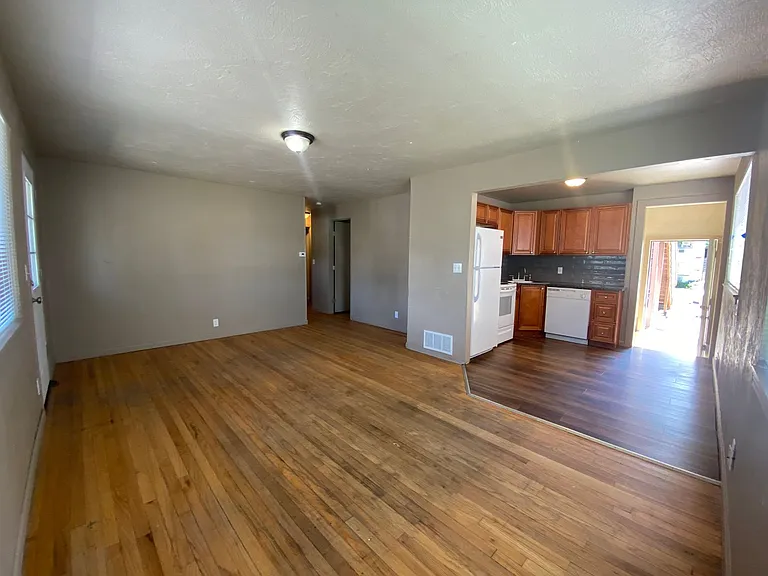 5 bedroom, 2 bath House-Cheney! Right on campus!! — Photo 7