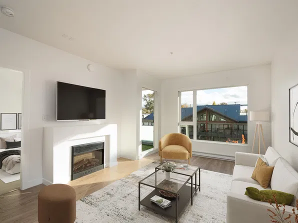 1061 Marine Dr #403, North Vancouver, BC V7P 1S6