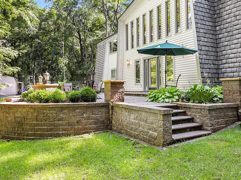 1501 Twin Springs Rd — Photo 17