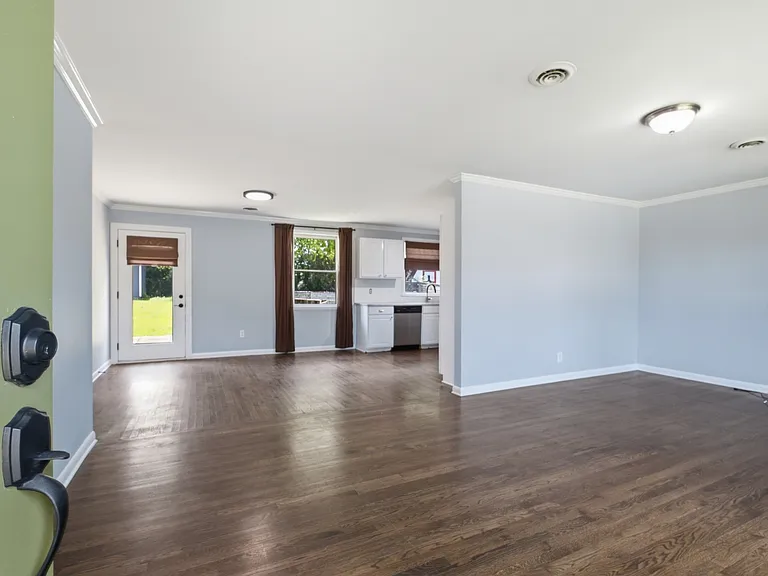 547 Harding Pl — Photo 2