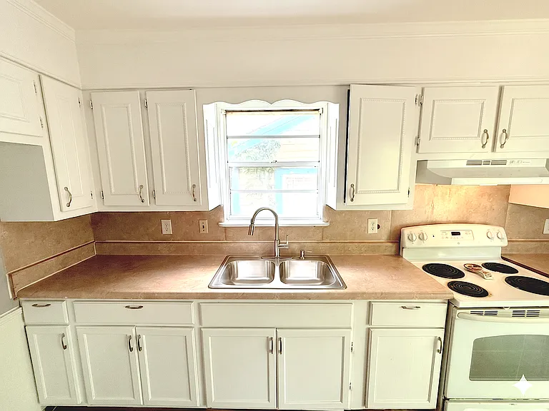1221 Maple St — Photo 10