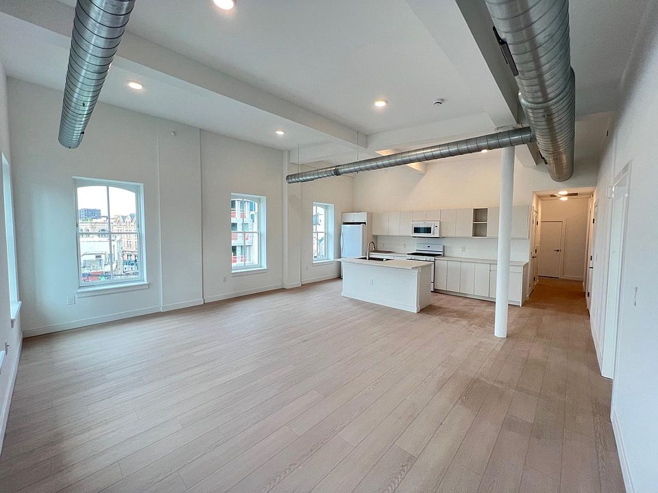 1st image of 141 Christopher Columbus Dr #4
