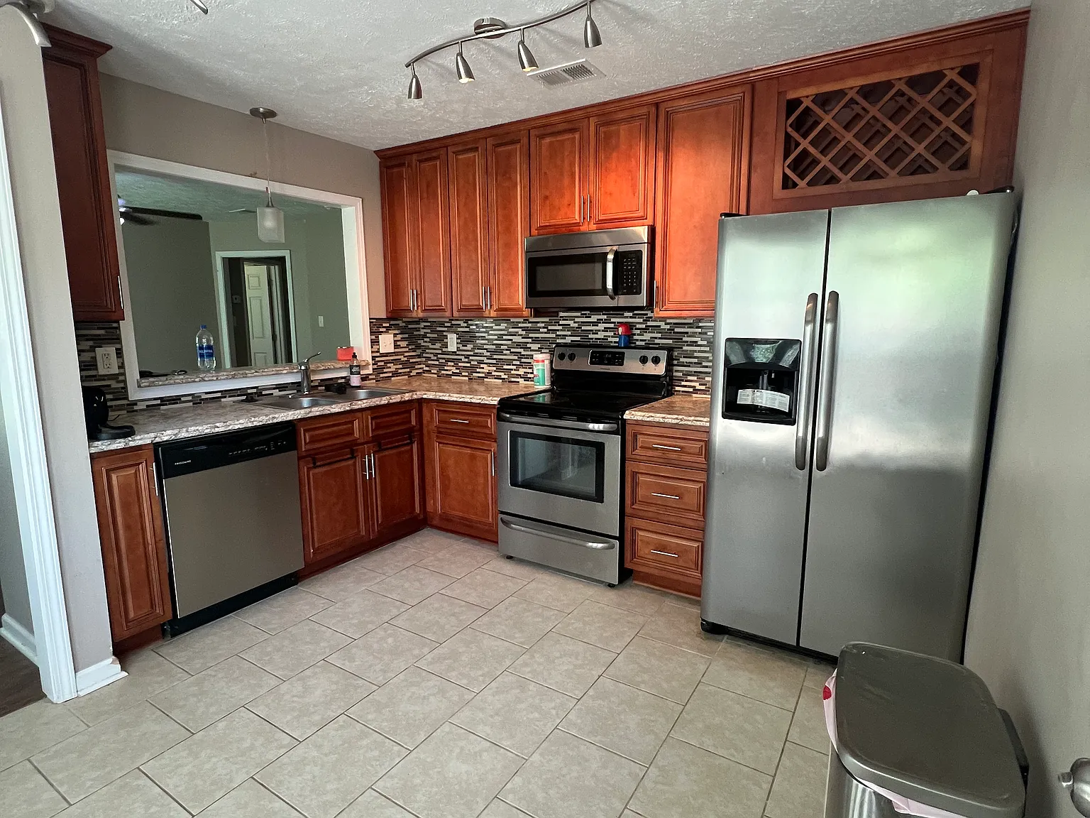 3 bed, 972 sqft, $1,500 — Photo 3