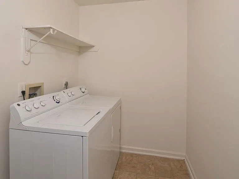 Bridgeport Apartments — Photo 21