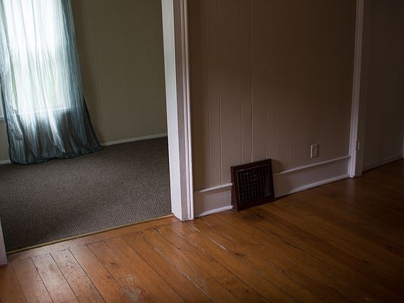 L.V. Rm to Toyroom/Den