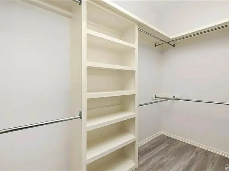 3132 Zurich Ave — Photo 5