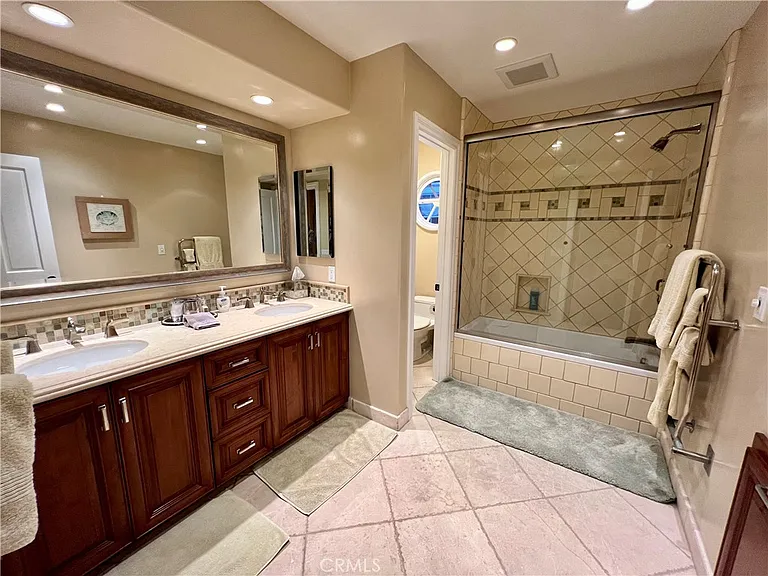 1137 Marine Dr — Photo 23