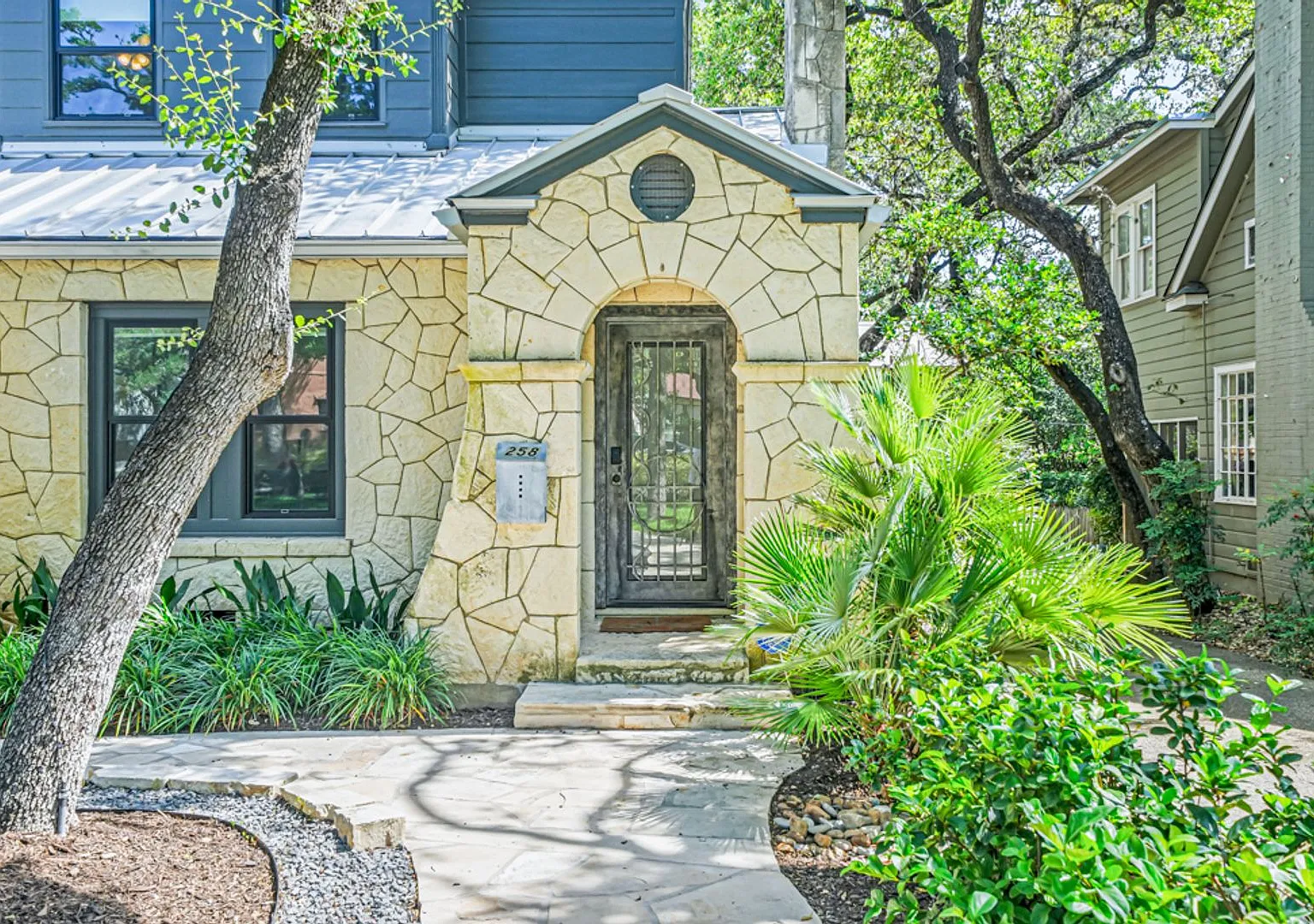 Renovated 5-Bedroom Home In Alamo Heights — Photo 4