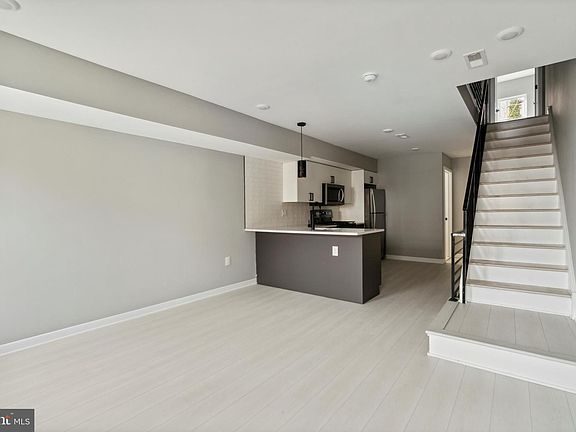 4th image of 2110 N Franklin St #2