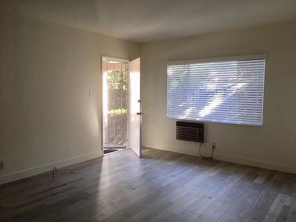 5th image of 442 Riverdale Dr