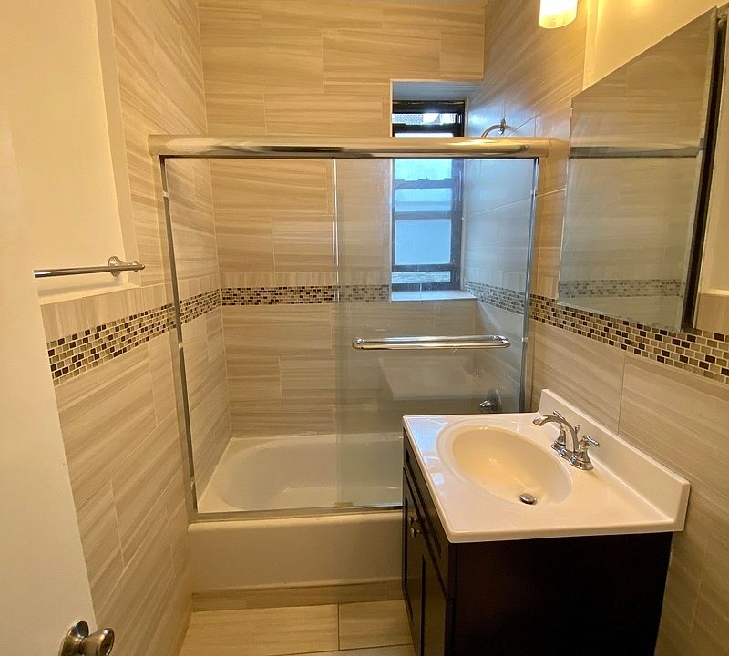 2nd image of 35 W 64th St #E6