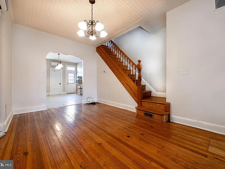 4119 Falls Rd — Photo 3