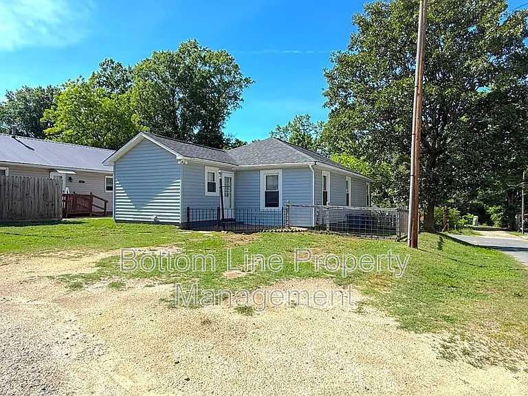 1024 E 10th St — Photo 15