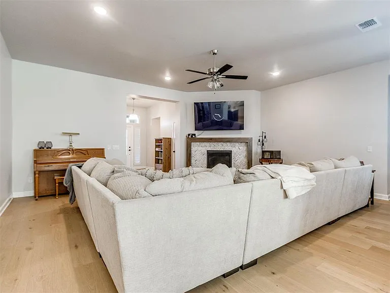 10516 NW 33rd Pl — Photo 30