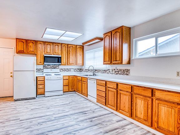 3rd image of 2745 Laurel Dr