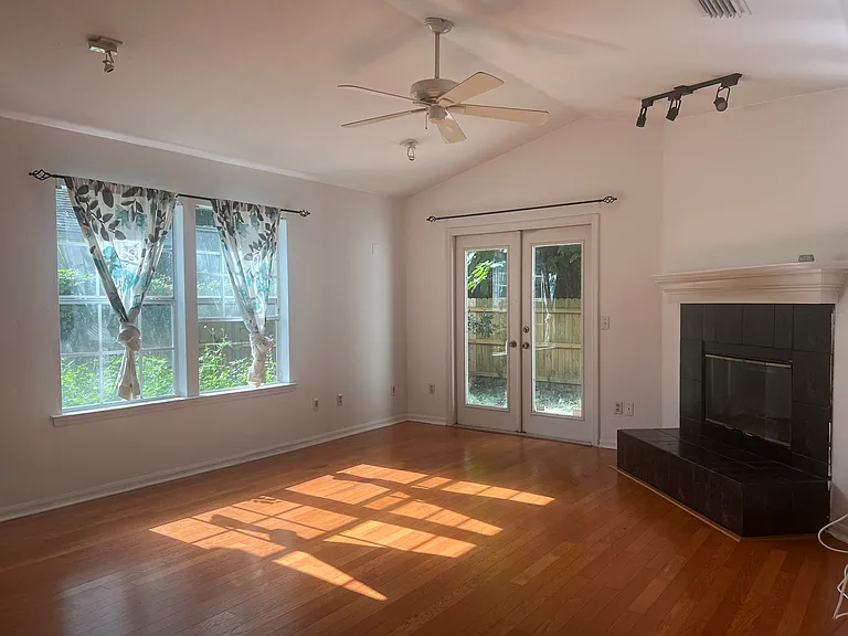 2857 SW 40th Pl — Photo 4