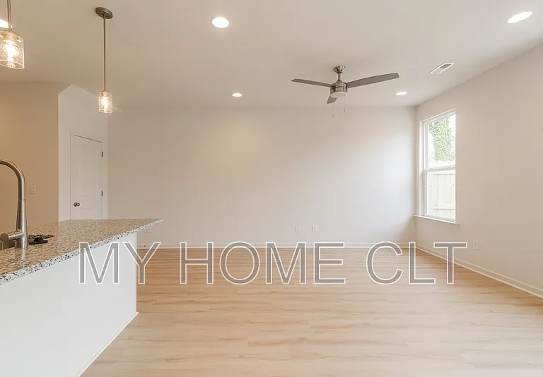 2719 Capitol Dr — Photo 10