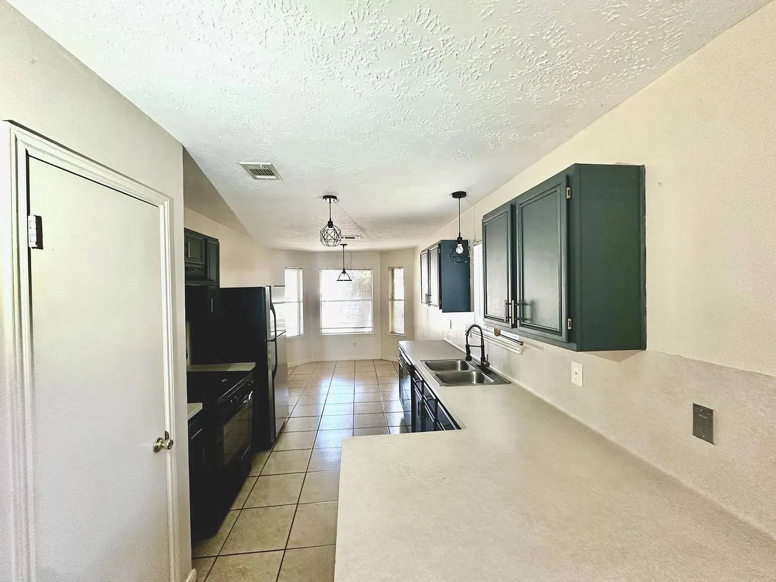 3 bed, 2.5 bath, 1501 sqft, $1,650 — Photo 4