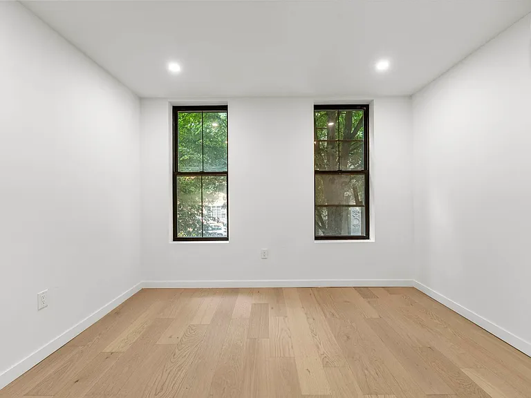 21 E 7th St #1 — Photo 3