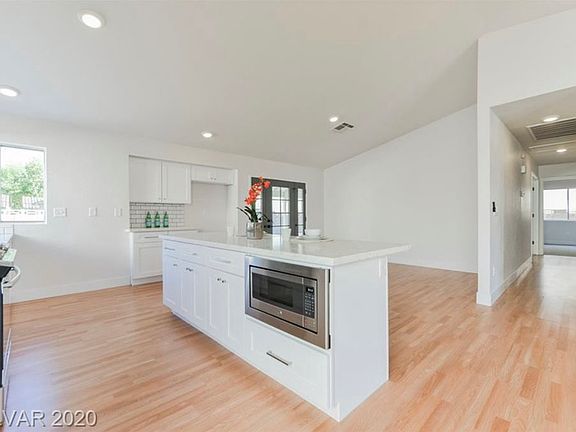 3rd image of 888 Serpentina Ave