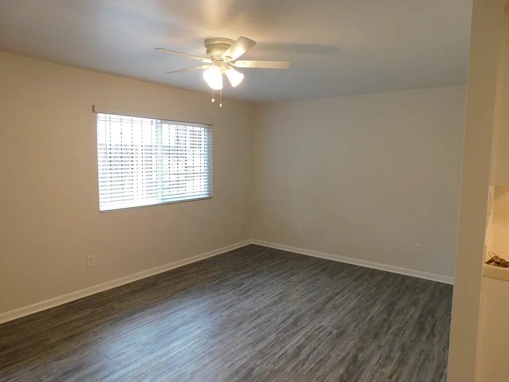 Building Photo - 4575 Winona Ave #7