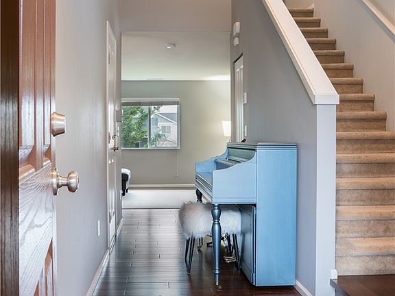 ENTRY WAY W/ HIGH VAULTED CEILING