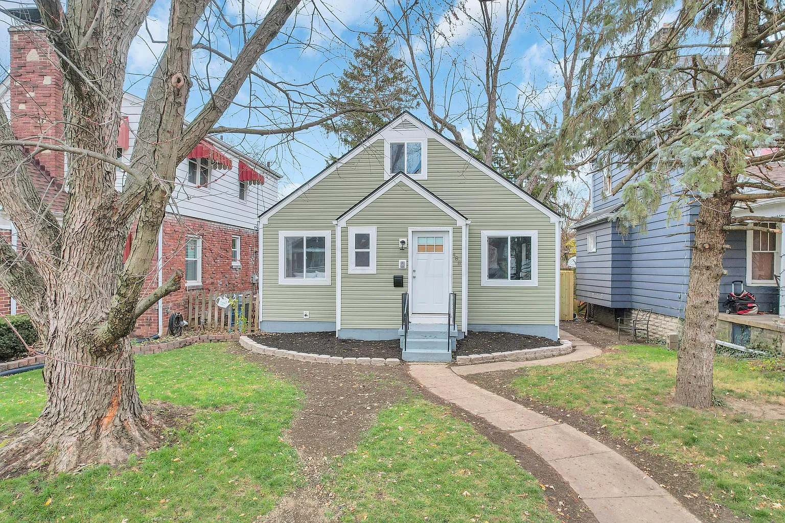 488 Larcomb Ave photo 1