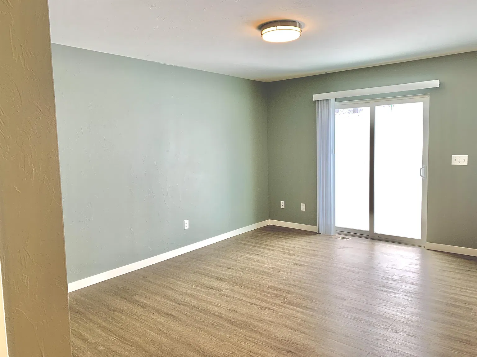 577 South Davis Street - 1 — Photo 3
