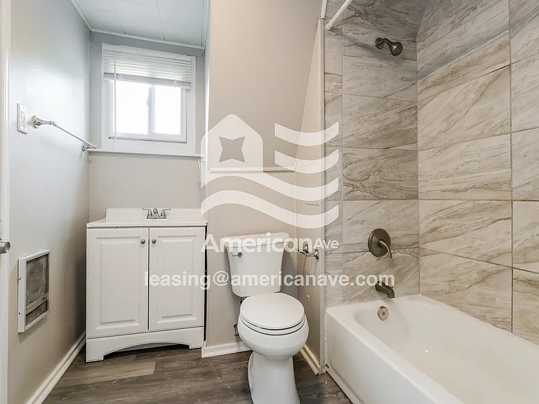 1536011_012_bathroom_13.jpg