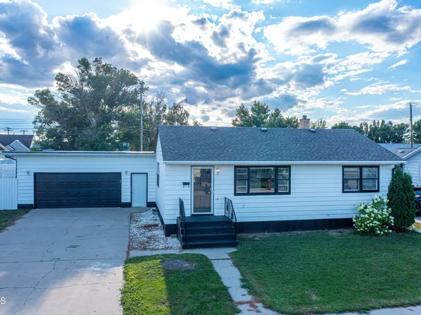 1527 10th Ave W, Williston, ND 58801