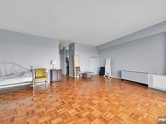 5th image of 2000 Linwood Avenue #23E