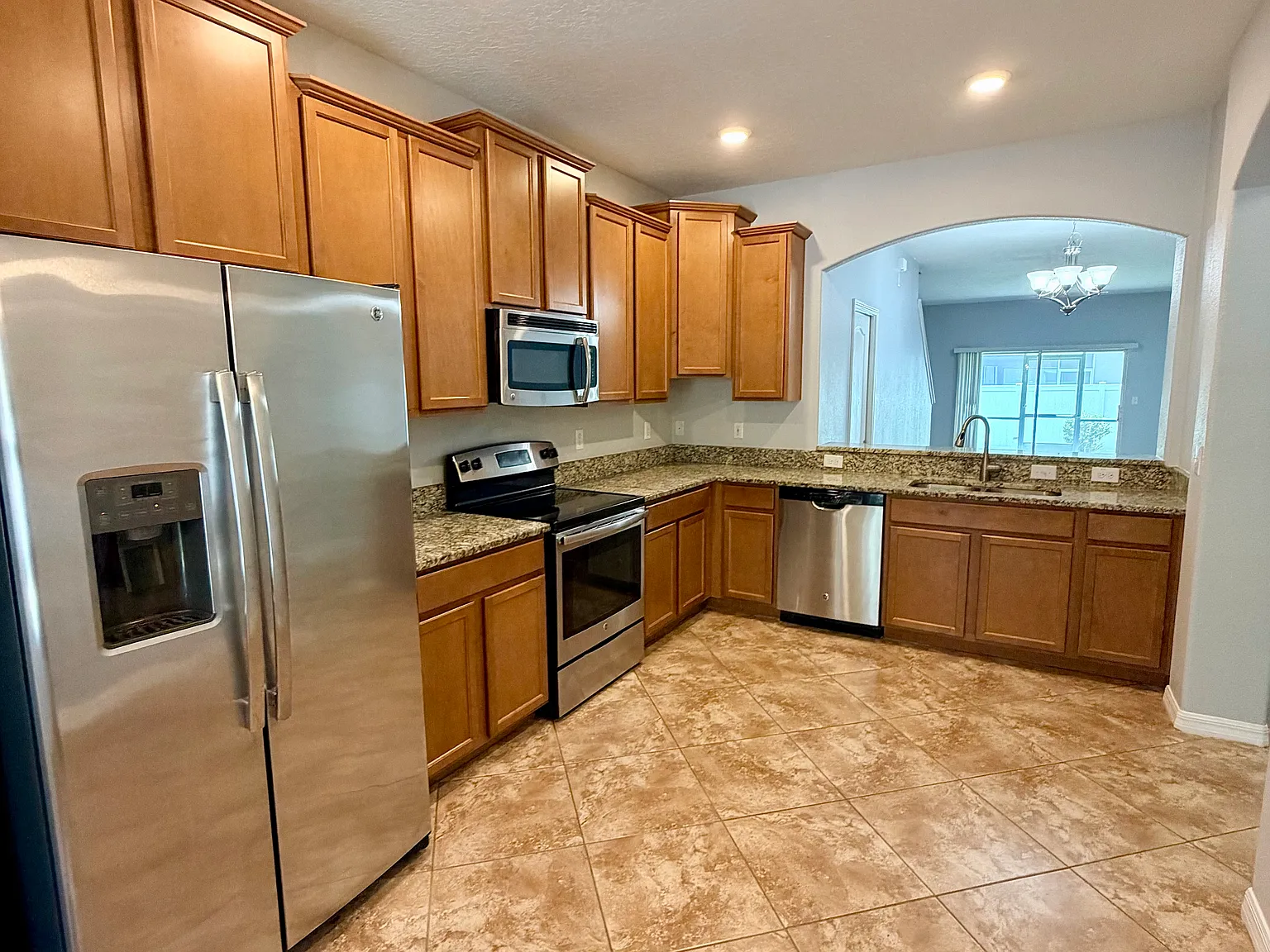3 bed, 2.5 bath, 1559 sqft, $2,100 — Photo 3