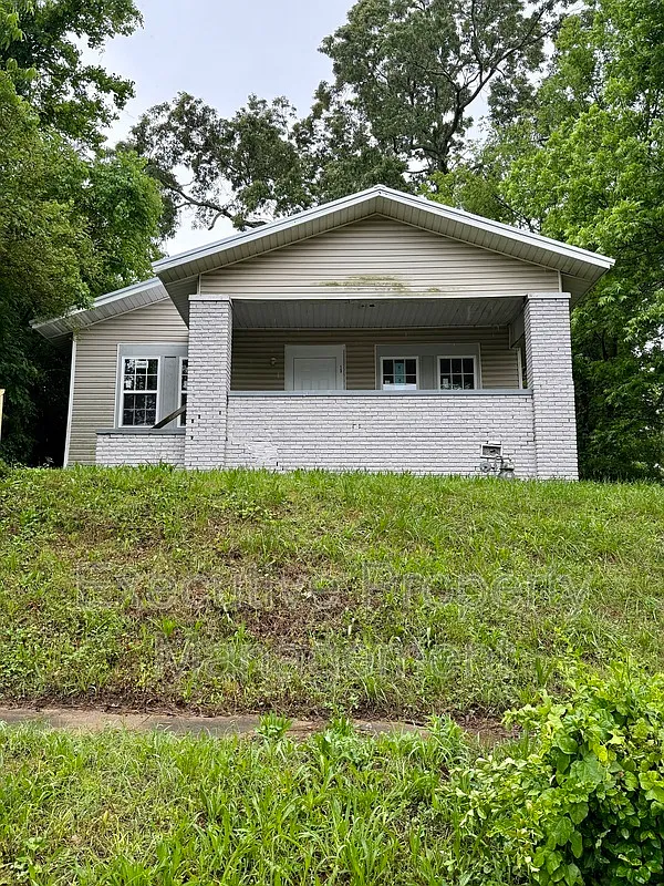 4 bed, 2.0 bath, 1440 sqft, $1,000 — Photo 1