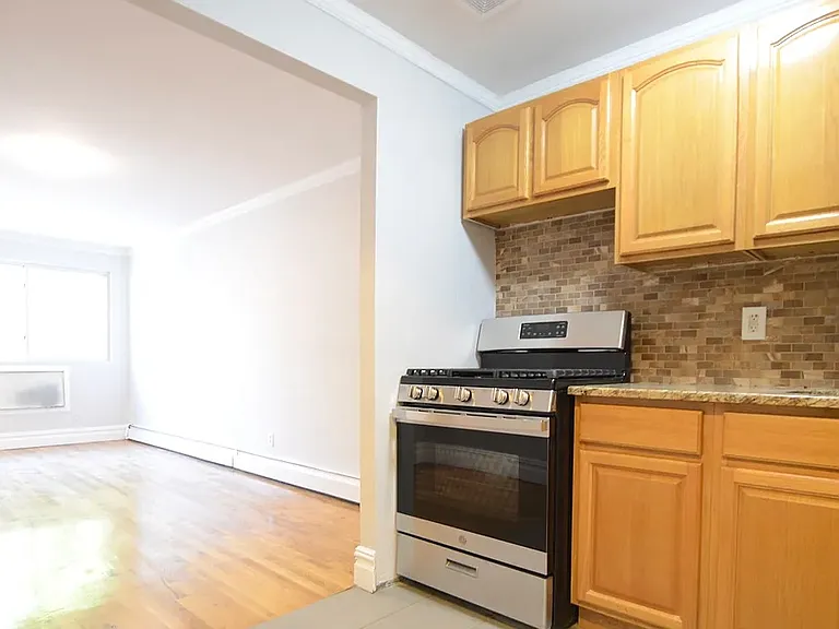 301 Van Buren St #2R — Photo 1