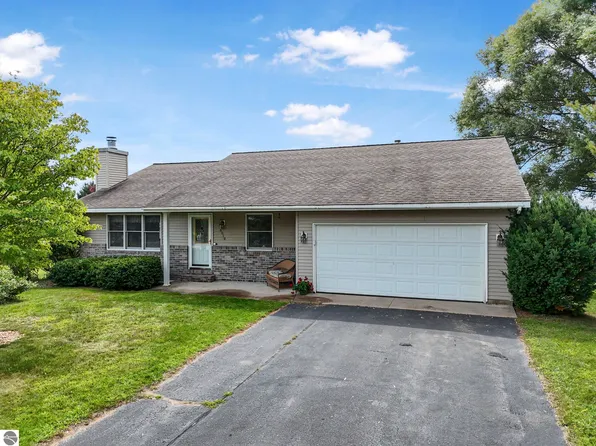 6019 Dover Ln, Traverse City, MI 49685