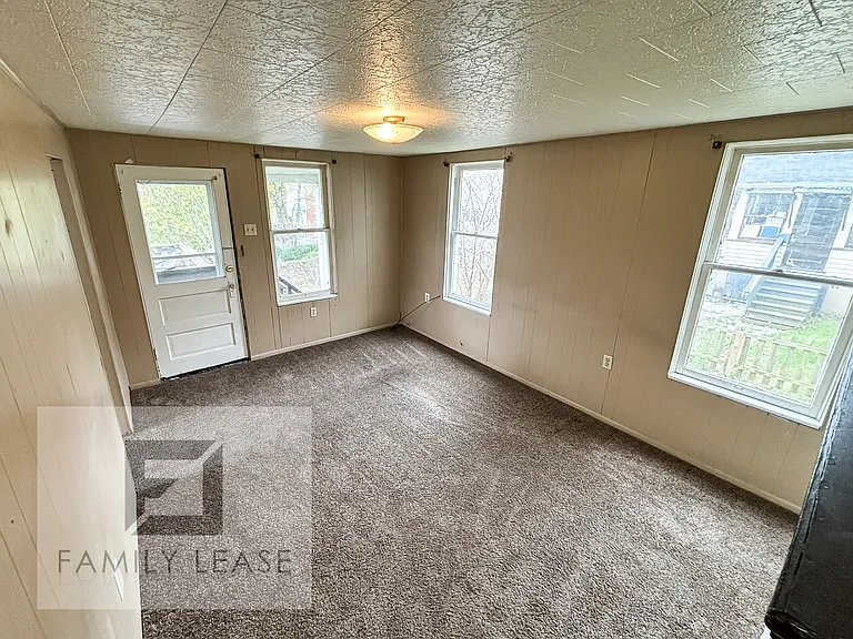 751R Grove Ave — Photo 2