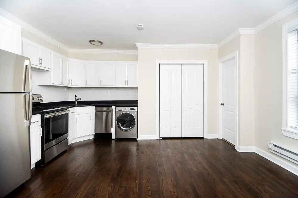 Building Photo - 3345 N Marshfield Ave #101