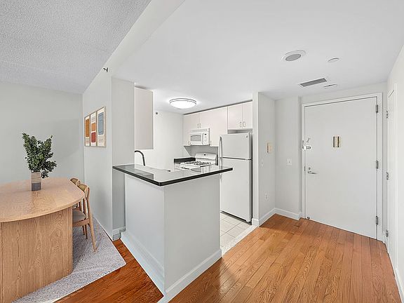 5th image of 40 W 116th St APT B301